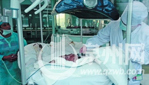 男子救家人抱起火煤气罐冲出门 被重度烧伤(图)