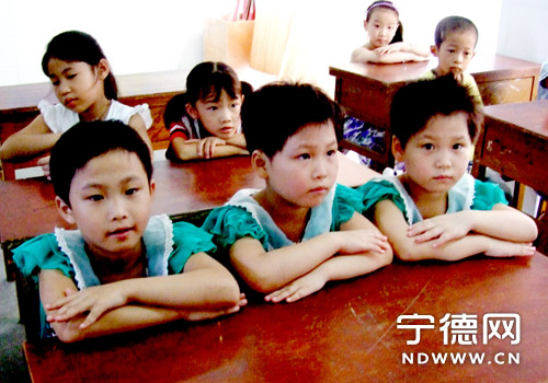 平凡人的“最美善举” 记者爷爷送三胞胎上小学