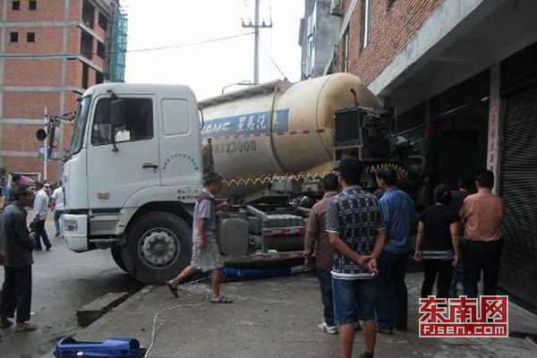 水泥罐车手刹爆裂冲进民房 所幸未造成伤亡