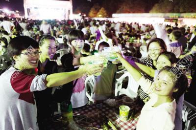 雁荡山中秋啤酒节昨晚开幕 1200多人激情碰杯