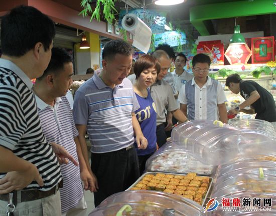 质监局监管人员检查超市食品.JPG