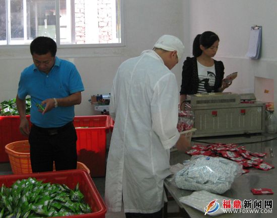 质监局监管人员检查食品加工企业.jpg
