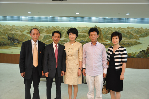 法国华侨华人会组团回乡寻商机 受市领导亲切会见