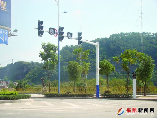 南站路口安装信号灯