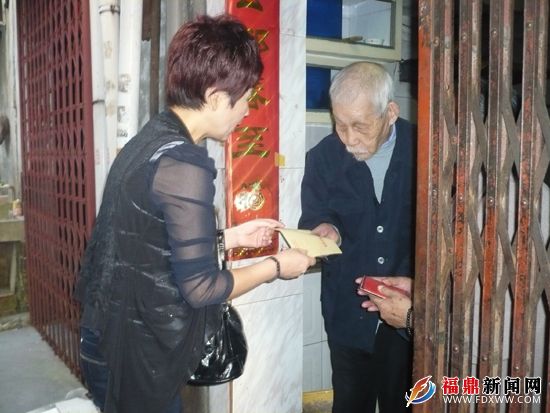 桐山街道十字社区干部看望慰问90岁以上老年朋友
