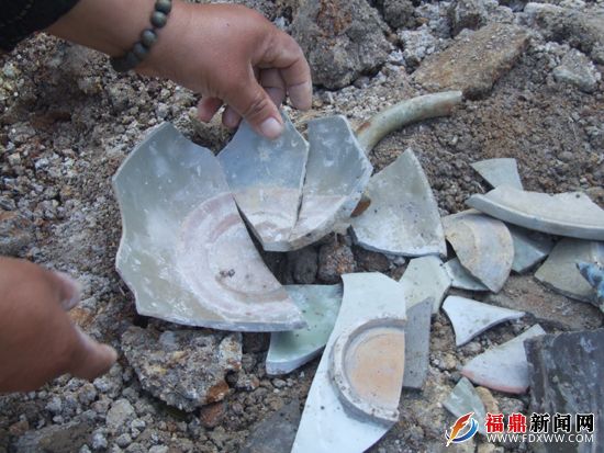 点头：村民山上挖土挖出大石槽