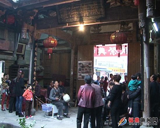  “一人乐队”倾情献艺庆“重阳”