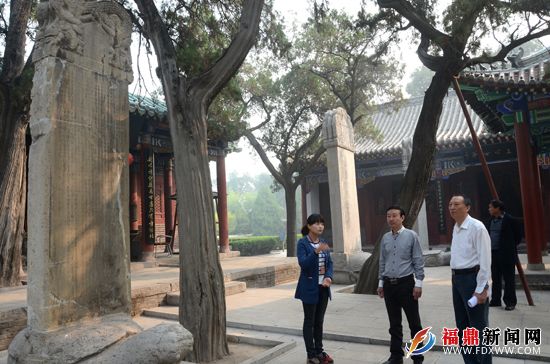 福鼎市林氏文化研究会参观比干庙,听导游介绍比干文化.jpg