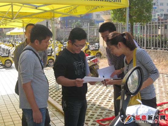 市慈善总会助残100辆代步车今起分发