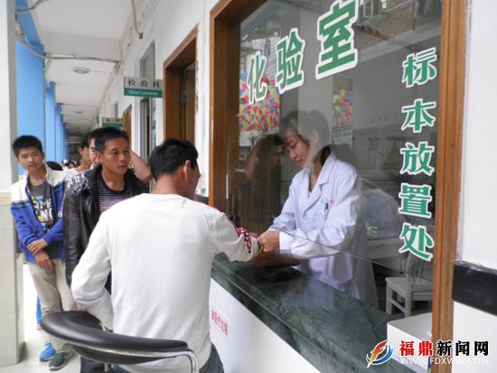 桐山计生办与十字社区在华山医院联合开展免费义诊活动