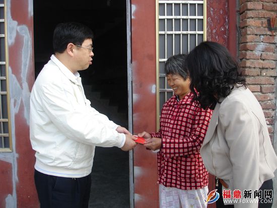 福鼎联社经营班子看望慰问挂点村困难群众