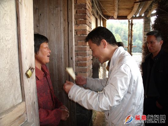 市农业局领导为挂点村送温暖