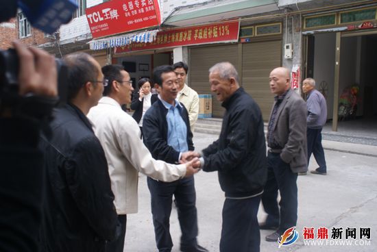 陈兴华走访慰问老党员