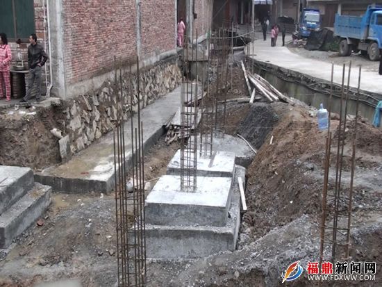 两处违建抢建地基拆