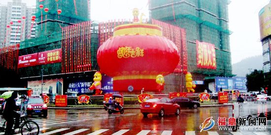 市区环岛大红灯笼高挂蛇年吉祥.jpg