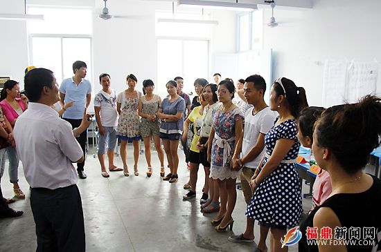 SIYB创业培训课堂上，导师为学员授课。.JPG