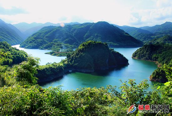 桑翠湖水环山，山抱水，俨然天外湖泊 吴维泉摄.JPG