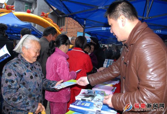 农技人员送科技下乡.jpg
