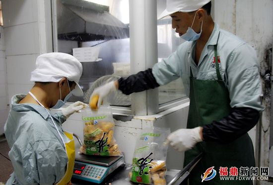 普通员工帮助残疾人员工包装产品.JPG