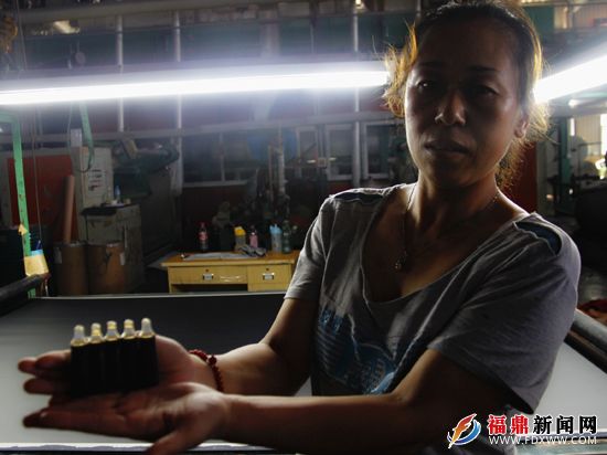 企业员工向记者展示发放到手的正气水.JPG