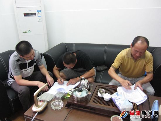 陶大贵与创业青年签订一对一陪伴式创业导师辅导协议.JPG