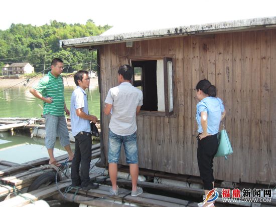 团干上渔排走访创业青年周世健.JPG