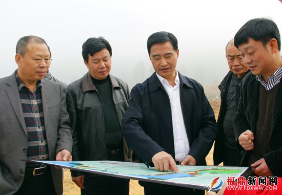 谢仰俊认真听取豪迈粮食仓储物流的建设情况.JPG