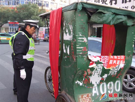 福鼎交管大队领导节前深入城区路面带队开展人力三轮车专项整治行动