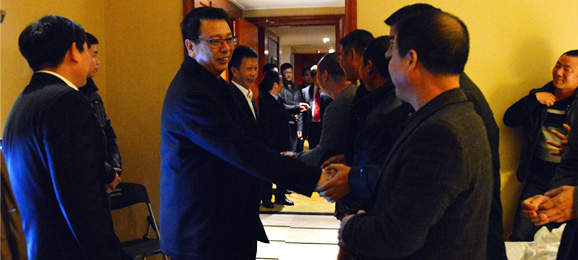 陈其春、包江苏到驻地看望与会人大代表
