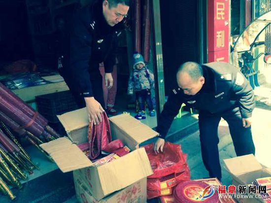 福鼎警方收缴非法烟花爆竹 推进“雷霆治爆”行动.jpg