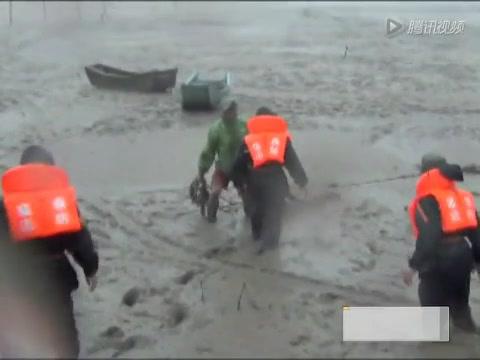 边防官兵台风中紧急救助群众