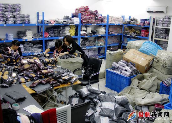 我市一家电商公司仓库内,货物早已堆满仓库,员工忙着打包商品.