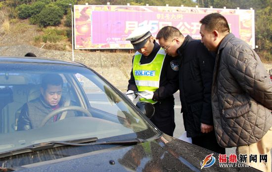 我市纪委联合交警开展元旦期间公车私用检查
