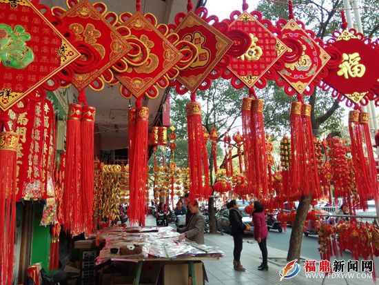 赶着年味卖春联
