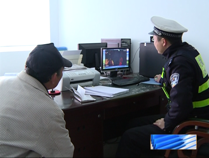 交警查违规三轮车遭辱骂三十分钟