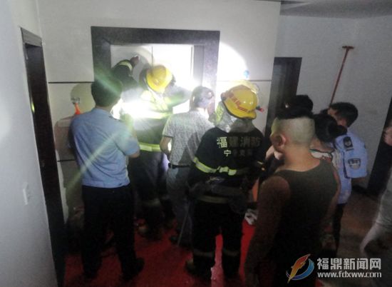 电梯“罢工”一人被困_公安消防齐救援.jpg