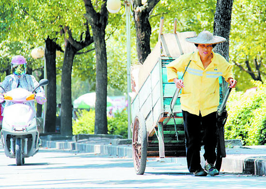 高温下的坚守 夏日，他们用汗水扮靓城市