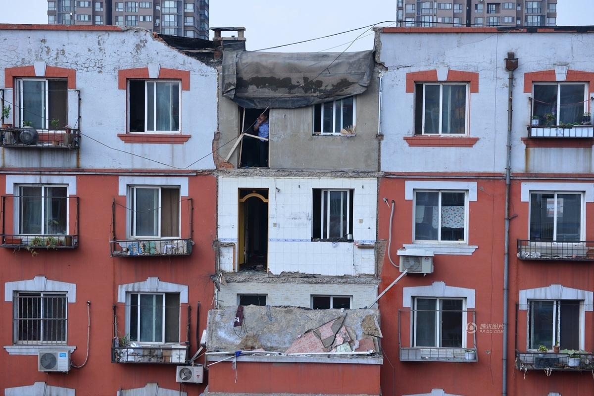 沈阳一居民楼两层阳台整体坍塌吓坏住户