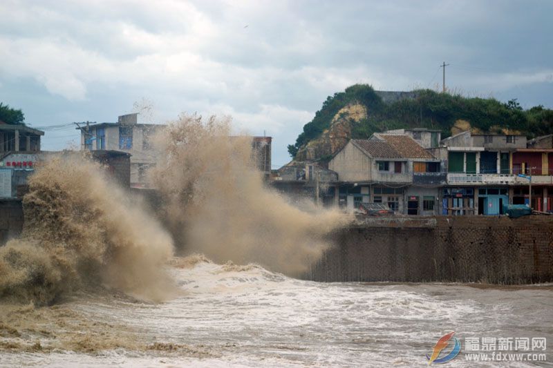 受台风“灿鸿”影响   嵛山沿岸掀起巨浪