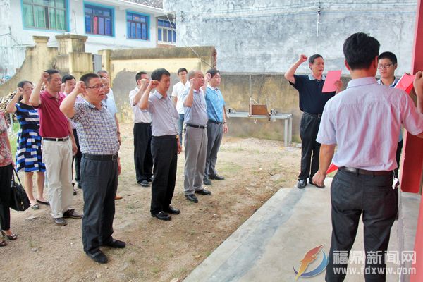 市政府党组成员重温入党誓词.jpg