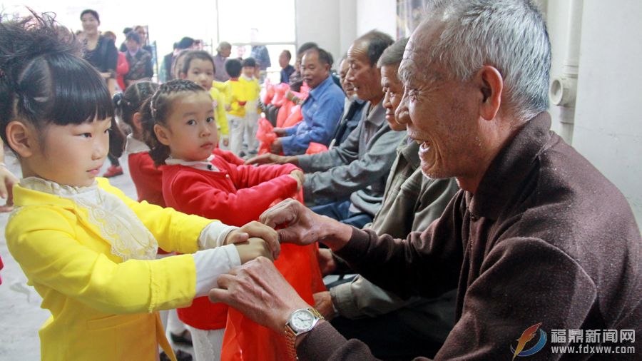 重阳节来临 点头曙光幼儿园开展关爱老人活动