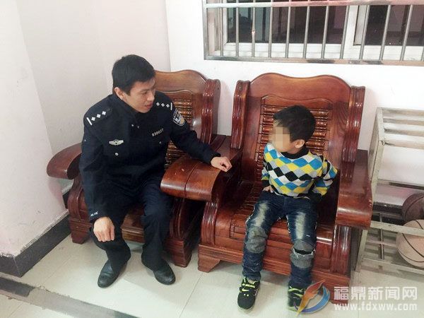 粗心妈妈醉酒弄丢儿子 幸遇民警助安全回家.jpg