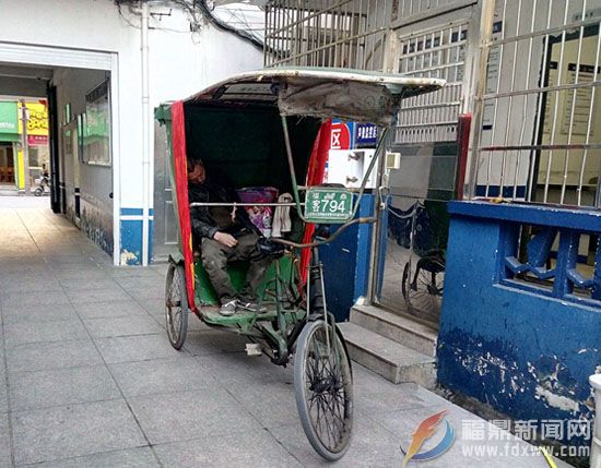 男子三轮车上“睡大觉”.jpg