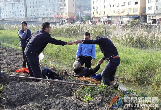 七旬老汉深陷河道.jpg