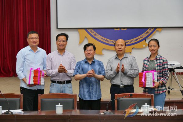 原闽东日报总编辑王绍据向福州职业技术学院师生代表和“学习大军”志愿者赠书.jpg