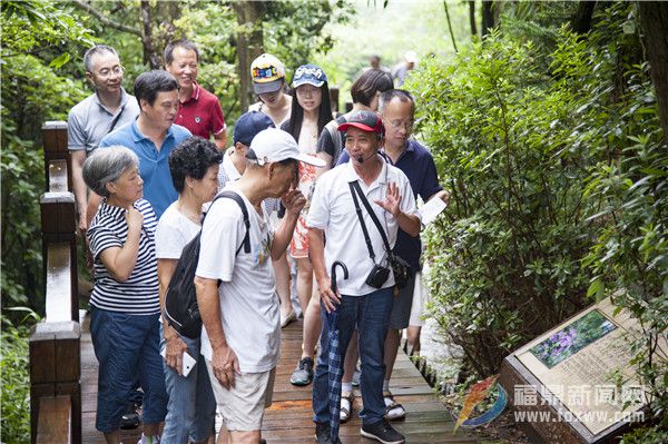 专家学者听导游讲解太姥山.jpg