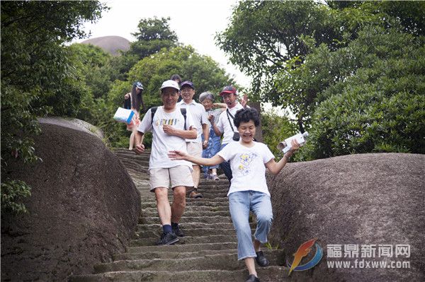 专家学者下太姥山.jpg