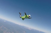 人类壮举！ 美国男子不带降落伞高空跳落7620米
