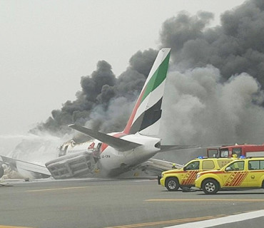 迪拜机场一飞机迫降发生事故：起落架折断 发动机爆炸