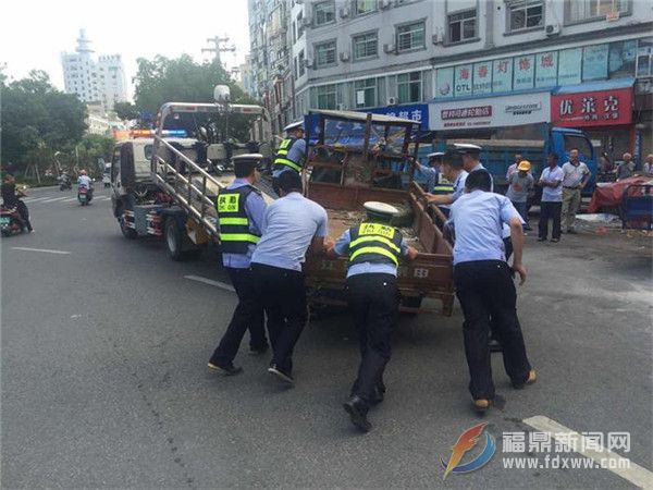 清理“僵尸车”还整洁环境